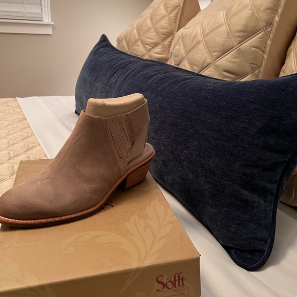 Sofft Light Tan Booties in size 8 - Picture 2 of 4